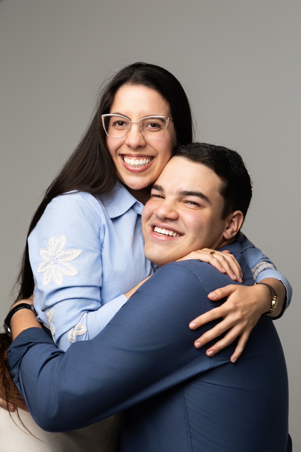 Gabriella e Leonardo sorrindo juntos
